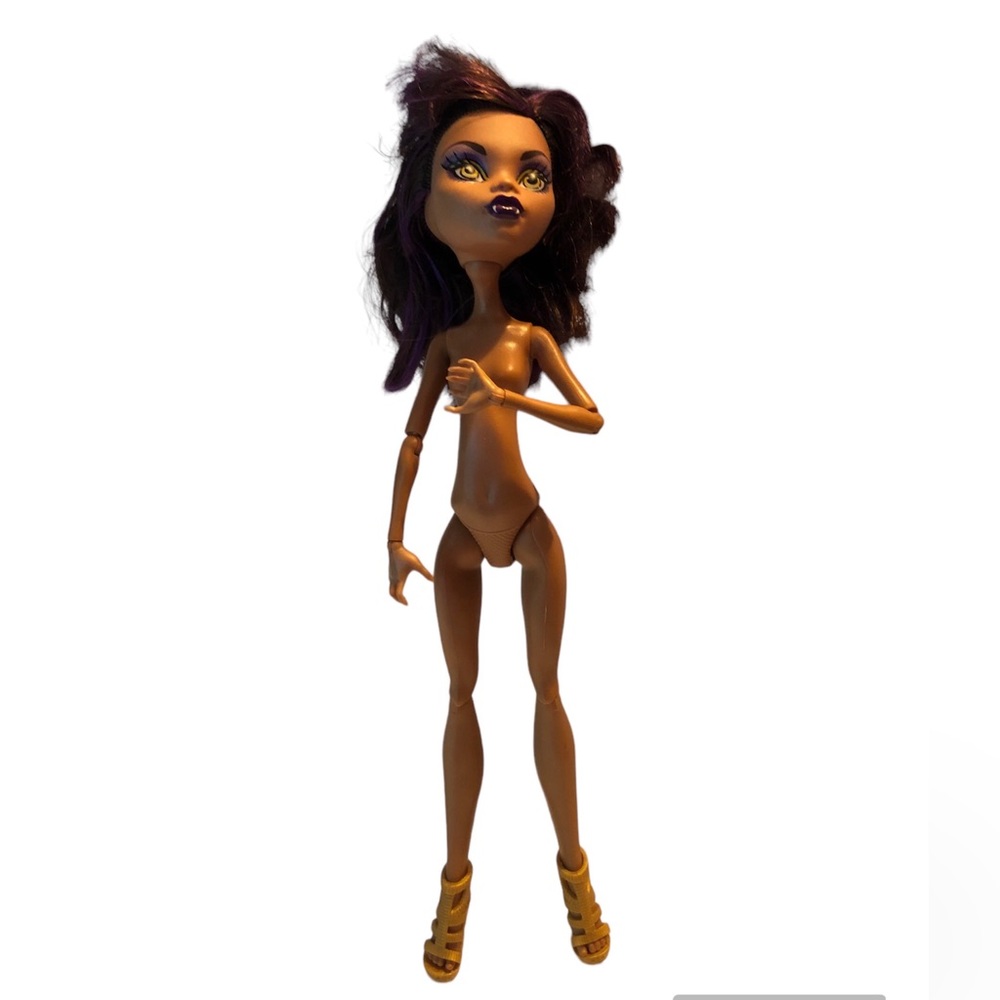 Monster High Clawdeen Wolf Doll 2008 comes with gold shoes only